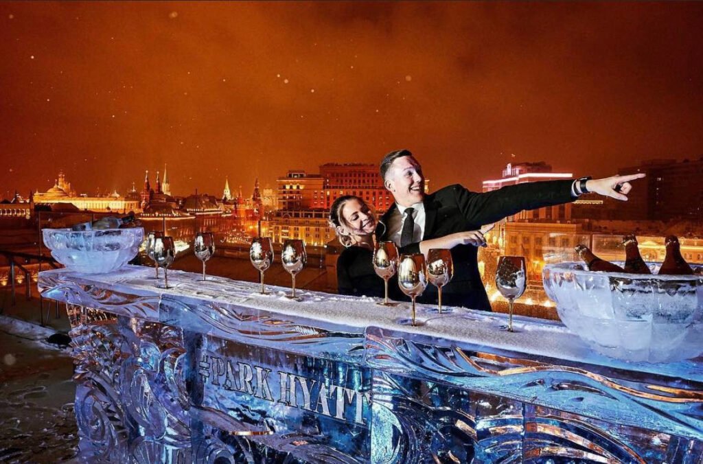 Ледяной бар на террасе ресторана Консерватория с панорамным видом на центр Москвы.